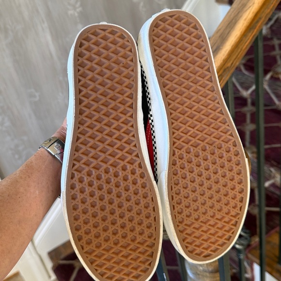 VANS men’s black and red checkerboard print shoe excellent condition size 10 - Picture 7 of 9